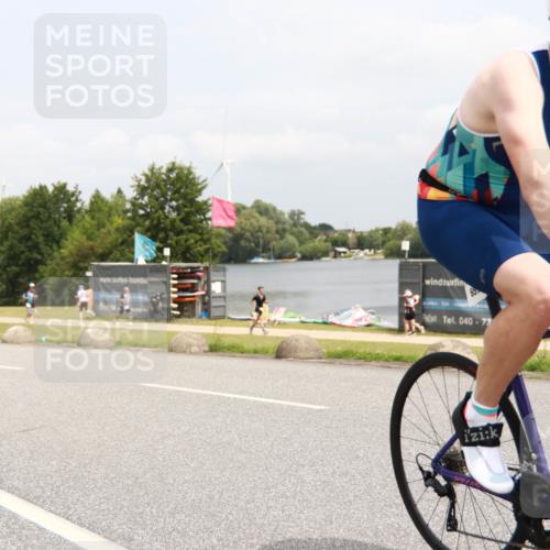 21.06.2025 - 27. Vierlanden-Triathlon H.Heesch http://msf.ph/oto/8009303 15.06.2025 12:22:44 Radfahren 657, 701 meine-sportfotos.de