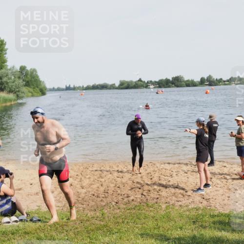21.06.2025 - 27. Vierlanden-Triathlon MichiJ http://msf.ph/oto/8009307 15.06.2026 10:10:22 Schwimmen 417, 444 meine-sportfotos.de