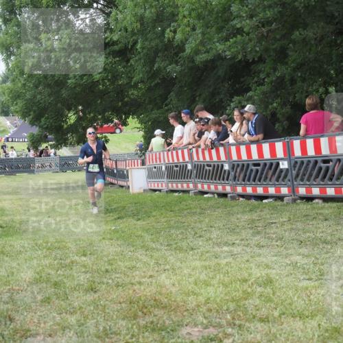 21.06.2025 - 27. Vierlanden-Triathlon KatJ http://msf.ph/oto/8009331 15.06.2025 13:03:01 Ziel 749 meine-sportfotos.de