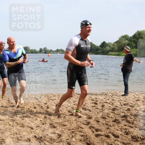 15.06.2025 - 27. Vierlanden-Triathlon Lena Gebhardt http://msf.ph/oto/8009364 15.06.2025 10:06:43 Schwimmen 367, 386, 388, 396, 423, 440, 441, 457 meine-sportfotos.de