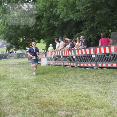 21.06.2025 - 27. Vierlanden-Triathlon KatJ http://msf.ph/oto/8009368 15.06.2025 13:03:02 Ziel 749 meine-sportfotos.de