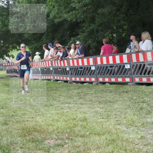 21.06.2025 - 27. Vierlanden-Triathlon KatJ http://msf.ph/oto/8009383 15.06.2025 13:03:02 Ziel 749 meine-sportfotos.de
