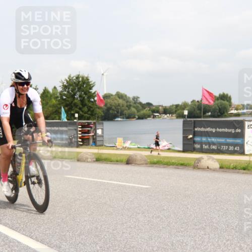21.06.2025 - 27. Vierlanden-Triathlon H.Heesch http://msf.ph/oto/8009393 15.06.2025 12:24:16 Radfahren 250, 918 meine-sportfotos.de