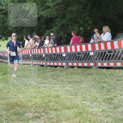 21.06.2025 - 27. Vierlanden-Triathlon KatJ http://msf.ph/oto/8009411 15.06.2025 13:03:03 Ziel 749 meine-sportfotos.de