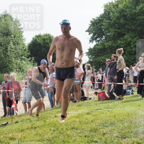 15.06.2025 - 27. Vierlanden-Triathlon KatJ http://msf.ph/oto/8009415 15.06.2025 10:07:37 Schwimmen 379, 391, 414, 468 meine-sportfotos.de