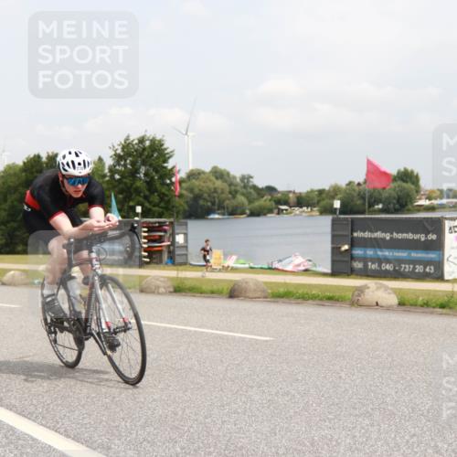 21.06.2025 - 27. Vierlanden-Triathlon H.Heesch http://msf.ph/oto/8009429 15.06.2025 12:24:49 Radfahren 738 meine-sportfotos.de