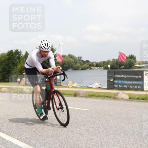 21.06.2025 - 27. Vierlanden-Triathlon H.Heesch http://msf.ph/oto/8009435 15.06.2025 12:25:00 Radfahren 728 meine-sportfotos.de