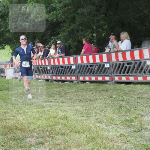 21.06.2025 - 27. Vierlanden-Triathlon KatJ http://msf.ph/oto/8009441 15.06.2025 13:03:03 Ziel 749 meine-sportfotos.de