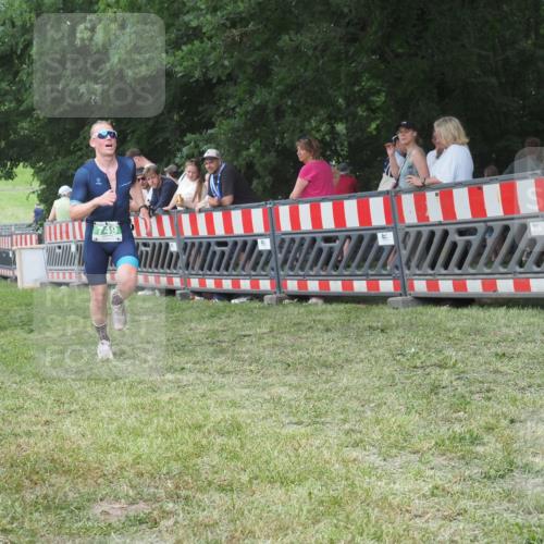 21.06.2025 - 27. Vierlanden-Triathlon KatJ http://msf.ph/oto/8009455 15.06.2025 13:03:03 Ziel 749 meine-sportfotos.de