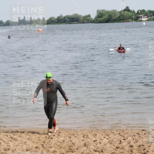 21.06.2025 - 27. Vierlanden-Triathlon MichiJ http://msf.ph/oto/8009463 15.06.2026 10:10:58 Schwimmen 451 meine-sportfotos.de