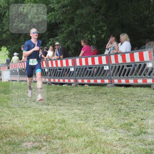 21.06.2025 - 27. Vierlanden-Triathlon KatJ http://msf.ph/oto/8009471 15.06.2025 13:03:03 Ziel 749 meine-sportfotos.de