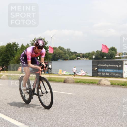 21.06.2025 - 27. Vierlanden-Triathlon H.Heesch http://msf.ph/oto/8009514 15.06.2025 12:26:38 Radfahren 663, 946 meine-sportfotos.de