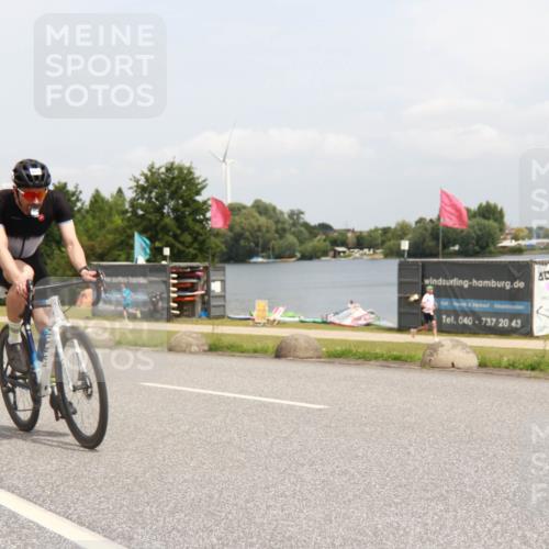 21.06.2025 - 27. Vierlanden-Triathlon H.Heesch http://msf.ph/oto/8009518 15.06.2025 12:26:39 Radfahren 663, 946 meine-sportfotos.de