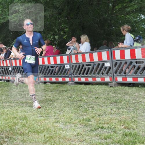 21.06.2025 - 27. Vierlanden-Triathlon KatJ http://msf.ph/oto/8009527 15.06.2025 13:03:04 Ziel 749 meine-sportfotos.de