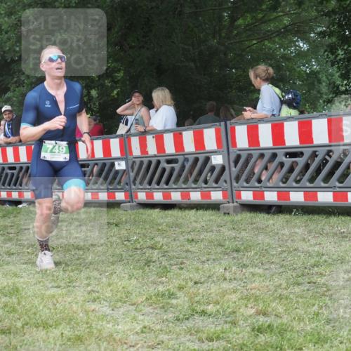 21.06.2025 - 27. Vierlanden-Triathlon KatJ http://msf.ph/oto/8009541 15.06.2025 13:03:04 Ziel 749 meine-sportfotos.de