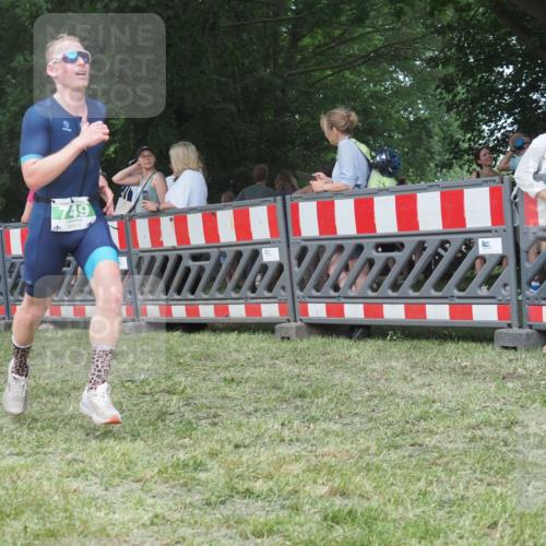 21.06.2025 - 27. Vierlanden-Triathlon KatJ http://msf.ph/oto/8009557 15.06.2025 13:03:04 Ziel 749 meine-sportfotos.de