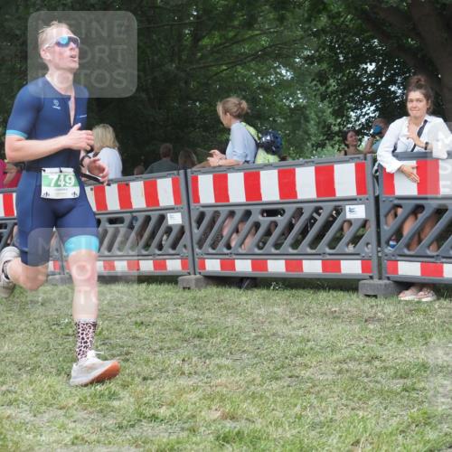 21.06.2025 - 27. Vierlanden-Triathlon KatJ http://msf.ph/oto/8009571 15.06.2025 13:03:04 Ziel 749 meine-sportfotos.de