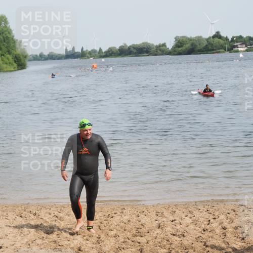 21.06.2025 - 27. Vierlanden-Triathlon MichiJ http://msf.ph/oto/8009579 15.06.2026 10:11:01 Schwimmen 451 meine-sportfotos.de