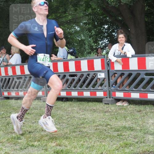 21.06.2025 - 27. Vierlanden-Triathlon KatJ http://msf.ph/oto/8009598 15.06.2025 13:03:04 Ziel 749 meine-sportfotos.de