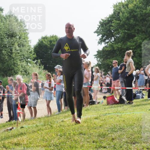 15.06.2025 - 27. Vierlanden-Triathlon KatJ http://msf.ph/oto/8009629 15.06.2025 10:07:41 Schwimmen 379, 391, 468 meine-sportfotos.de