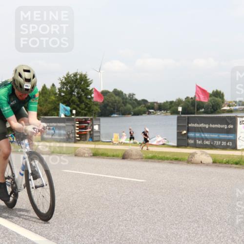21.06.2025 - 27. Vierlanden-Triathlon H.Heesch http://msf.ph/oto/8009647 15.06.2025 12:29:11 Radfahren 963 meine-sportfotos.de