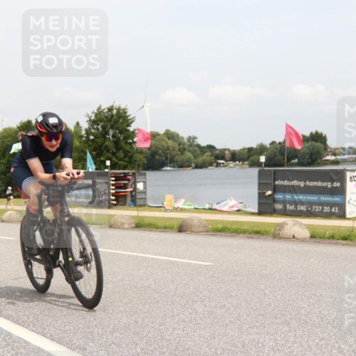 21.06.2025 - 27. Vierlanden-Triathlon H.Heesch http://msf.ph/oto/8009670 15.06.2025 12:29:35 Radfahren 928 meine-sportfotos.de