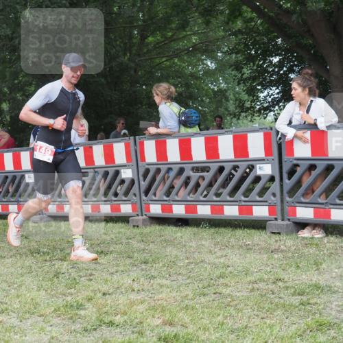21.06.2025 - 27. Vierlanden-Triathlon KatJ http://msf.ph/oto/8009714 15.06.2025 13:03:20 Ziel 149, 233 meine-sportfotos.de