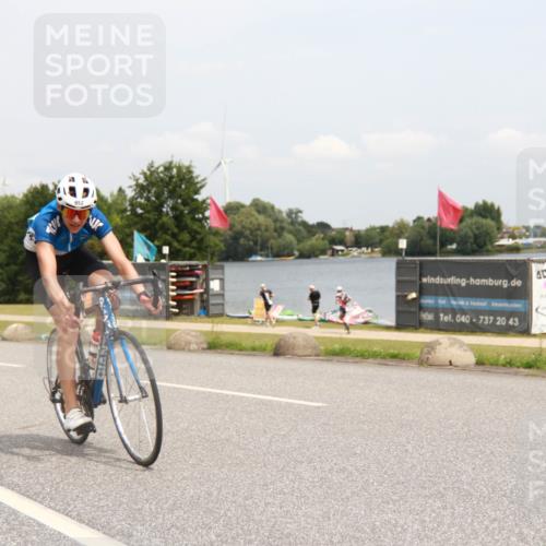 21.06.2025 - 27. Vierlanden-Triathlon H.Heesch http://msf.ph/oto/8009732 15.06.2025 12:30:40 Radfahren 58, 828, 883, 884, 952 meine-sportfotos.de