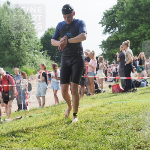 15.06.2025 - 27. Vierlanden-Triathlon KatJ http://msf.ph/oto/8009758 15.06.2025 10:07:46 Schwimmen 371, 379, 468 meine-sportfotos.de
