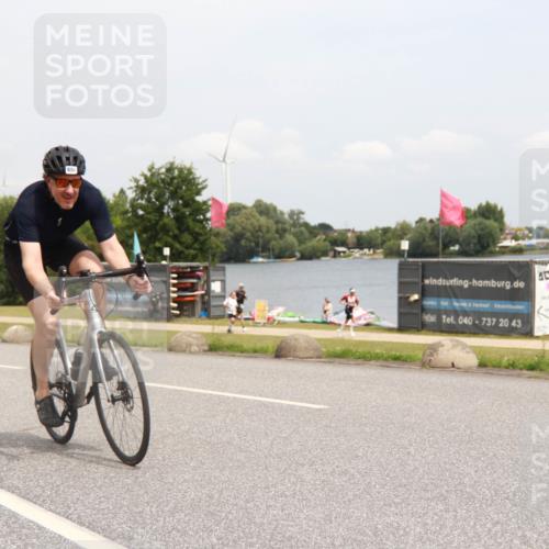 21.06.2025 - 27. Vierlanden-Triathlon H.Heesch http://msf.ph/oto/8009761 15.06.2025 12:31:31 Radfahren 856 meine-sportfotos.de