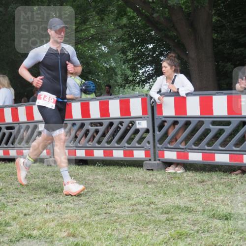 21.06.2025 - 27. Vierlanden-Triathlon KatJ http://msf.ph/oto/8009763 15.06.2025 13:03:21 Ziel 149, 233 meine-sportfotos.de