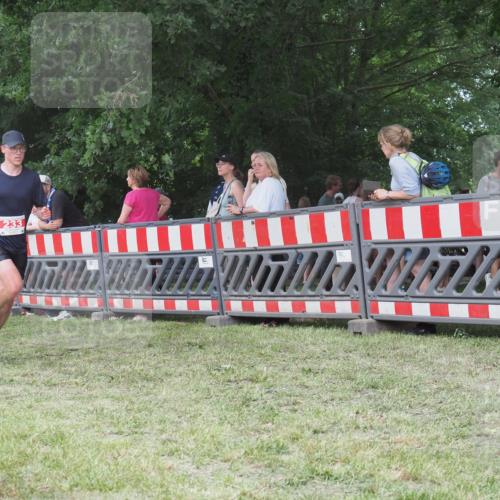 21.06.2025 - 27. Vierlanden-Triathlon KatJ http://msf.ph/oto/8009779 15.06.2025 13:03:25 Ziel 233 meine-sportfotos.de