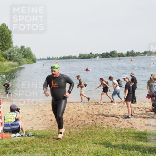 21.06.2025 - 27. Vierlanden-Triathlon MichiJ http://msf.ph/oto/8009787 15.06.2026 10:11:05 Schwimmen 451 meine-sportfotos.de