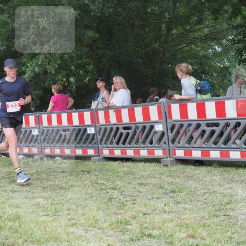 21.06.2025 - 27. Vierlanden-Triathlon KatJ http://msf.ph/oto/8009793 15.06.2025 13:03:25 Ziel 233 meine-sportfotos.de