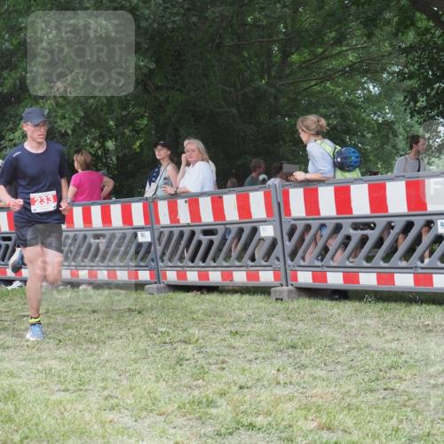 21.06.2025 - 27. Vierlanden-Triathlon KatJ http://msf.ph/oto/8009808 15.06.2025 13:03:25 Ziel 233 meine-sportfotos.de