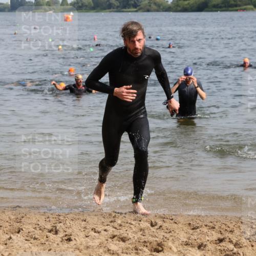 15.06.2025 - 27. Vierlanden-Triathlon Lena Gebhardt http://msf.ph/oto/8009820 15.06.2025 10:06:58 Schwimmen 131, 376, 388, 396, 429, 462, 467 meine-sportfotos.de