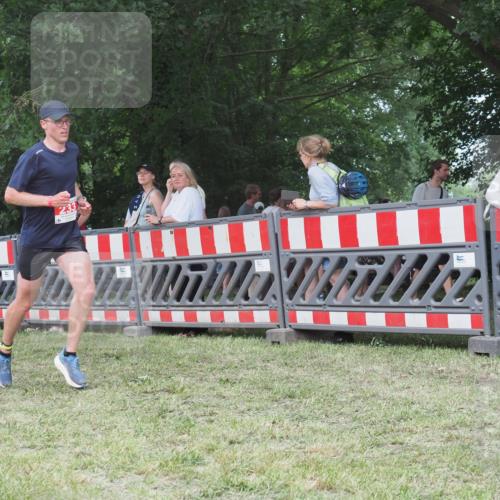 21.06.2025 - 27. Vierlanden-Triathlon KatJ http://msf.ph/oto/8009823 15.06.2025 13:03:25 Ziel 233 meine-sportfotos.de