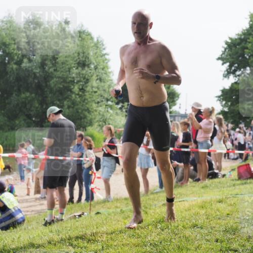 15.06.2025 - 27. Vierlanden-Triathlon KatJ http://msf.ph/oto/8009843 15.06.2025 10:07:54 Schwimmen 371, 395, 407 meine-sportfotos.de