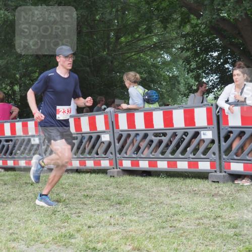 21.06.2025 - 27. Vierlanden-Triathlon KatJ http://msf.ph/oto/8009847 15.06.2025 13:03:26 Ziel 233, 854 meine-sportfotos.de