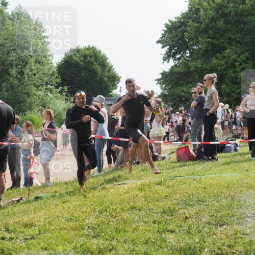 15.06.2025 - 27. Vierlanden-Triathlon KatJ http://msf.ph/oto/8009852 15.06.2025 10:07:58 Schwimmen 371, 395, 407 meine-sportfotos.de