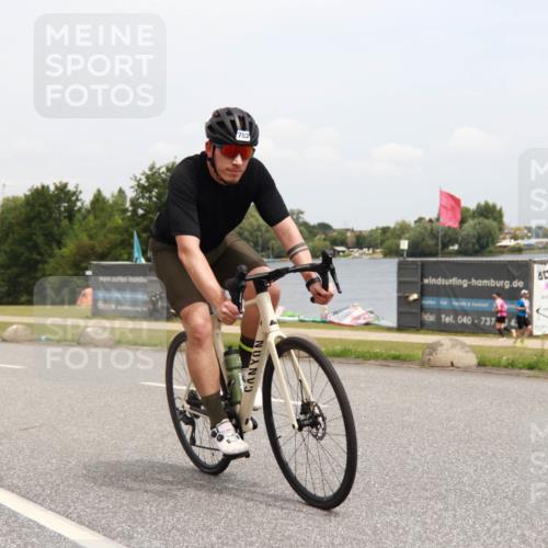 21.06.2025 - 27. Vierlanden-Triathlon H.Heesch http://msf.ph/oto/8009859 15.06.2025 12:32:10 Radfahren 703 meine-sportfotos.de