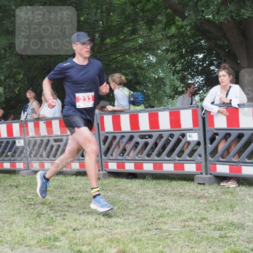 21.06.2025 - 27. Vierlanden-Triathlon KatJ http://msf.ph/oto/8009861 15.06.2025 13:03:26 Ziel 233, 854 meine-sportfotos.de