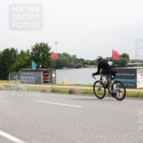 15.06.2025 - 27. Vierlanden-Triathlon H.Heesch http://msf.ph/oto/8009907 15.06.2025 10:58:55 Radfahren 23, 477, 595 meine-sportfotos.de