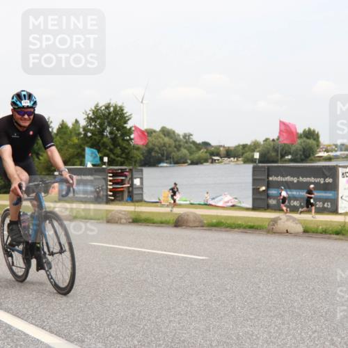 21.06.2025 - 27. Vierlanden-Triathlon H.Heesch http://msf.ph/oto/8009965 15.06.2025 12:33:11 Radfahren 789 meine-sportfotos.de