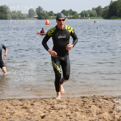15.06.2025 - 27. Vierlanden-Triathlon Lena Gebhardt http://msf.ph/oto/8009976 15.06.2025 10:07:02 Schwimmen 131, 376, 429, 462, 467 meine-sportfotos.de