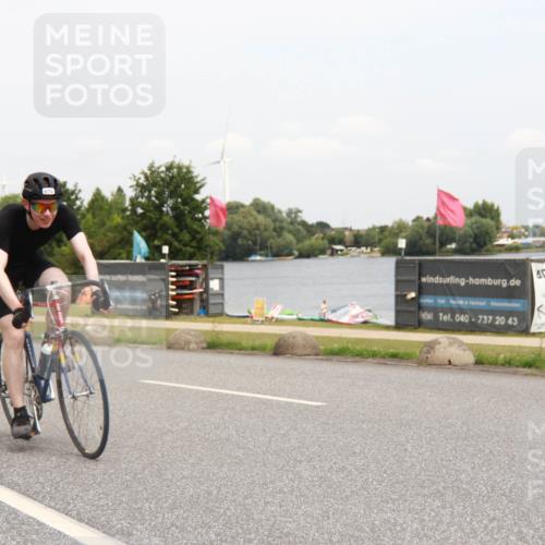 21.06.2025 - 27. Vierlanden-Triathlon H.Heesch http://msf.ph/oto/8009990 15.06.2025 12:33:37 Radfahren 670 meine-sportfotos.de