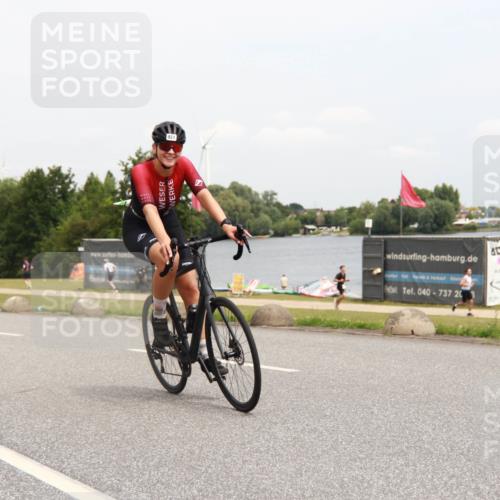 21.06.2025 - 27. Vierlanden-Triathlon H.Heesch http://msf.ph/oto/8010007 15.06.2025 12:33:54 Radfahren 729, 921 meine-sportfotos.de