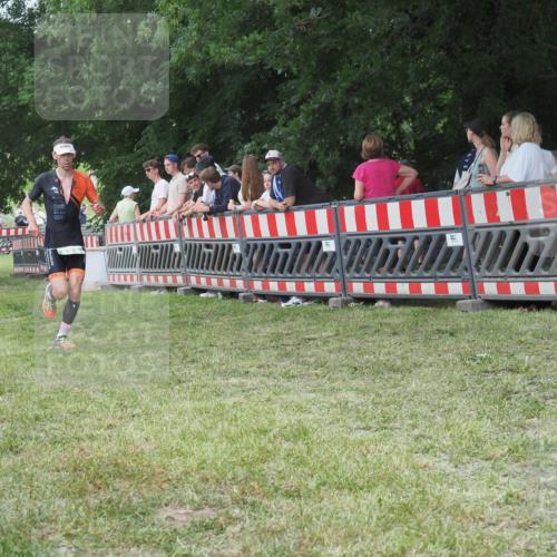 21.06.2025 - 27. Vierlanden-Triathlon KatJ http://msf.ph/oto/8010008 15.06.2025 13:03:35 Ziel 854 meine-sportfotos.de