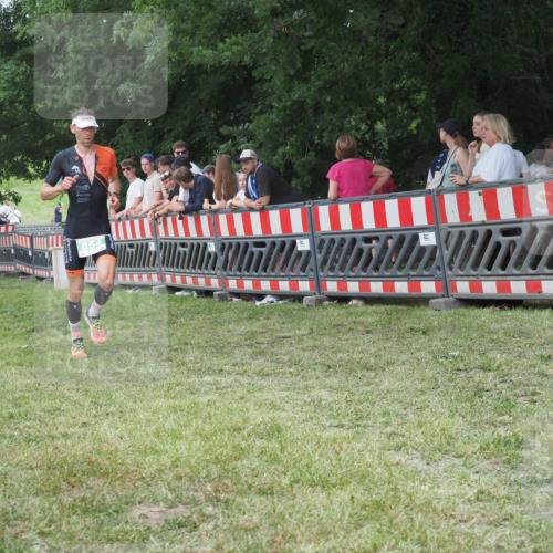 21.06.2025 - 27. Vierlanden-Triathlon KatJ http://msf.ph/oto/8010019 15.06.2025 13:03:35 Ziel 854 meine-sportfotos.de