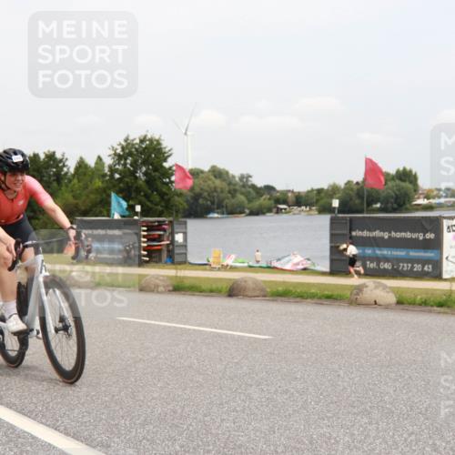 21.06.2025 - 27. Vierlanden-Triathlon H.Heesch http://msf.ph/oto/8010022 15.06.2025 12:34:00 Radfahren 888, 921 meine-sportfotos.de